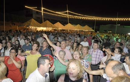 Ambiente de la caseta municipal durante la noche del viernes de fiestas.