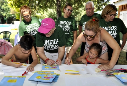Jóvenes y niños participan en la campaña guiados por los voluntarios de la junta local de la AECC de Albolote 