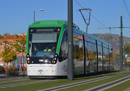 El metro a su paso por la Avenida Jacobo Camarero de Albolote 