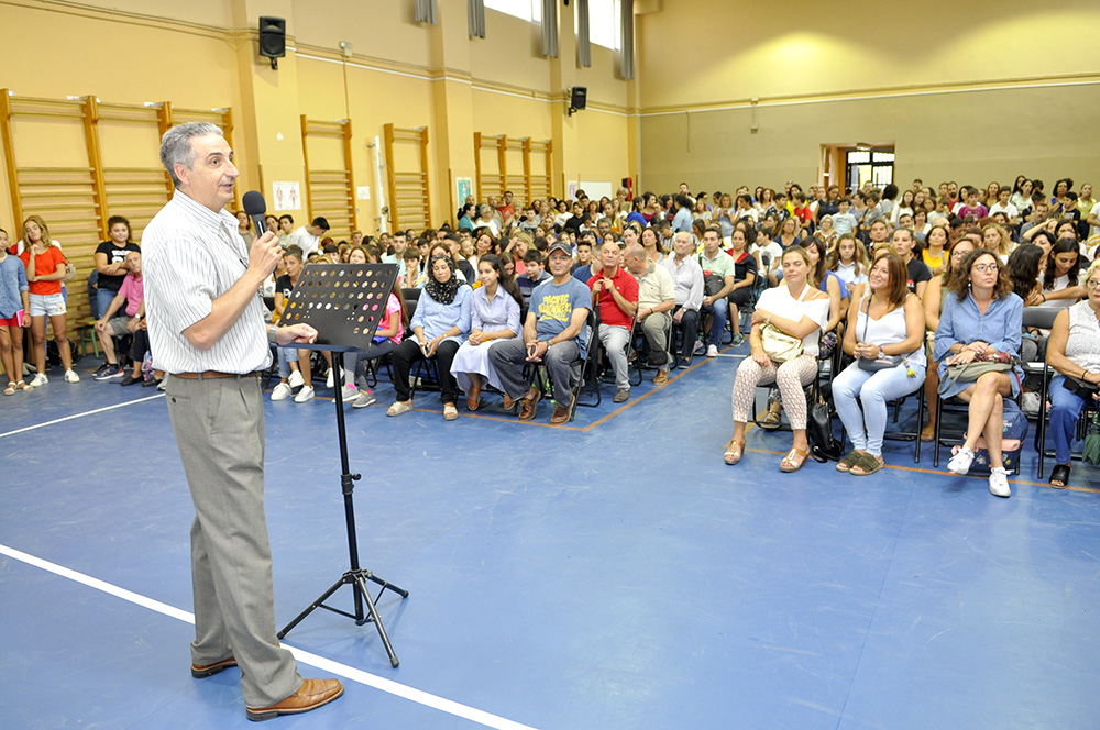 El nuevo director del IES Aricel, Javier Pérez, en el acto de bienvenida al alumnado de 1º ESO en el gimnasio del centro El nuevo director del IES Aricel, Javier Pérez, en el acto de bienvenida al alumnado de 1º ESO en el gimnasio del centro
