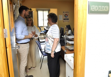 El delegado de Empleo, Juan José Martín, visitó acompañado por la alcaldesa,Conchi Ramírez, las instalaciones de la agencia de colocación en su última vista a Albolote el pasado mes de agosto