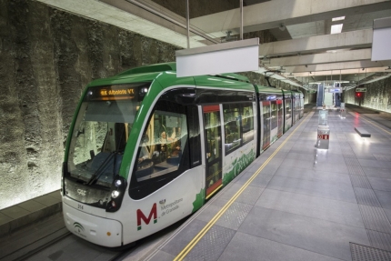 El metro a su paso por una de las tres estaciones subterráneas del trazado entre Albolote y Armilla