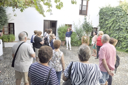 Un grupo de alboloteños visitan la casa de Lorca