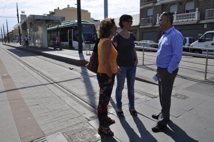 El portavoz de IU Ganemos, Juan Francisco Arenas, junto con las representantes sindicales del sindicato ferroviario y de CCOO