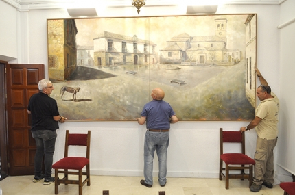 Momento de la colocación del cuadro `Tiempo de silencio` de Francisco Rodri.