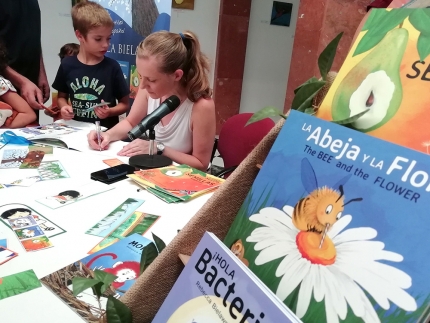 La autora Rebecca Bielawsky firmó libros tras la presentación en la Casa de la Cultura