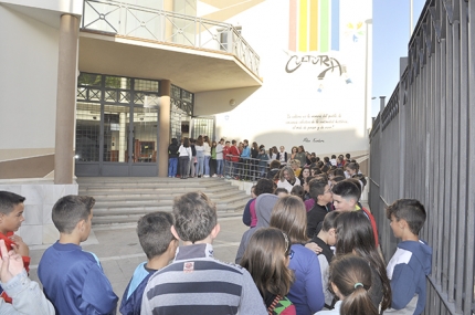 Una larga cola de alumnos del colegio Tínar aguardan a las puertas de la Casa de la Cultura para asistir a la primera función de Abecedaria.