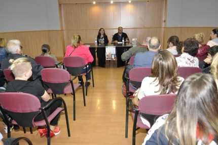 Público en la presentación de la novela `El secreto de la abuela` de Encarni Alonso 