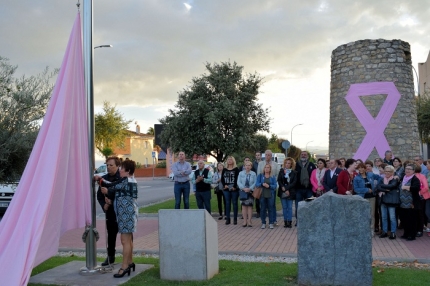 Momento de la izada de la bandera rosa contra el cáncer, con la presencia de corporativos y vecinos y vecinas 