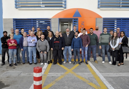 Al término de la visita la delegación política del PP se hizo una foto con los voluntarios en la puerta de la sede de Protección Civil. 