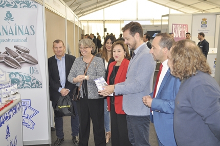 Autoridades presentes en la inauguración recorren los expositores instalados en la carpa de Asegra.