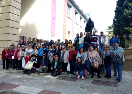 El grupo posa bajo la estatua de Mozart junto al Teatro de la Maestranza de Sevilla. / A. I.  