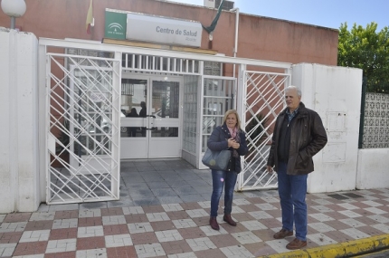 Manuel Montalvo y Carmen Calderay (Ciudadanos) junto al Centro de Salud 