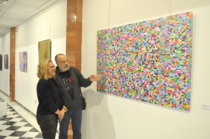 El artista Mariano Lozano-Platas junto a la concejala de Cultura, Montse Bailón, contemplan una de las imágenes de la muestra.