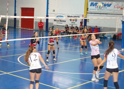 Una jugada del partido disputado el domingo 18 de noviembre en el pabellón de Albolote.