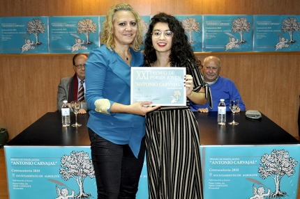 Rosa García recogió el galardón de manos de la concejal de Cultura, Montse Bailón,en presencia de Antonio Carvajal y otros miembros del jurado 