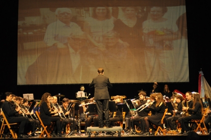 Una gran foto de Lucilo Carvajal rodeada de familiares y patronos de la fundación abrió el concierto con los primeros acordes de la Banda 