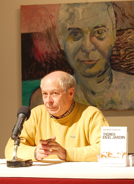 Una imagen de Antonio Carvajal cuando su poemario cumplió 40 años