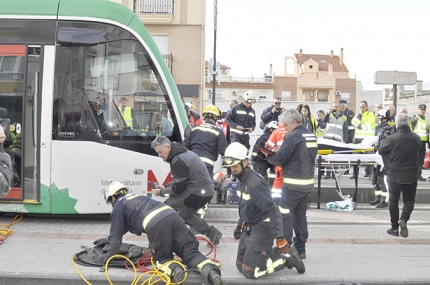 Bomberos de Granada y personal sanitario trabajan para extraer el cuerpo del accidentado que se encontraba atrapado entre el tren y el andén.