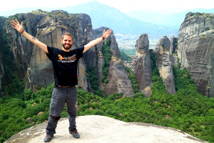 Antonio G a su paso por Meteora, Grecia, uno de los más de 60 países que ya ha visitado. 