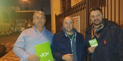 Miembros de Vox en la jornada electoral en Albolote 