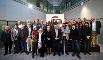 Foto de los galardonados junto a representantes de la Diputación Provincial esta mañana en la sede de la institución/ DIPUTACIÓN