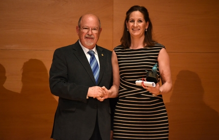 Carolina Gutiérrez recibe la `Granada Coronada` de manos del diputado provincial Luis de Haro /DIPUTACIÓN