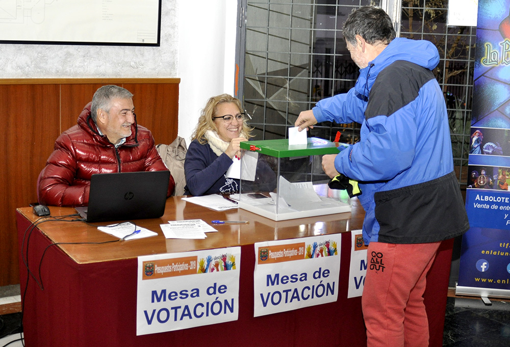 Un vecino vota en la mesa de la Casa de la Cultura presidida por los concejales Montse Bailón y Diego Valero. 