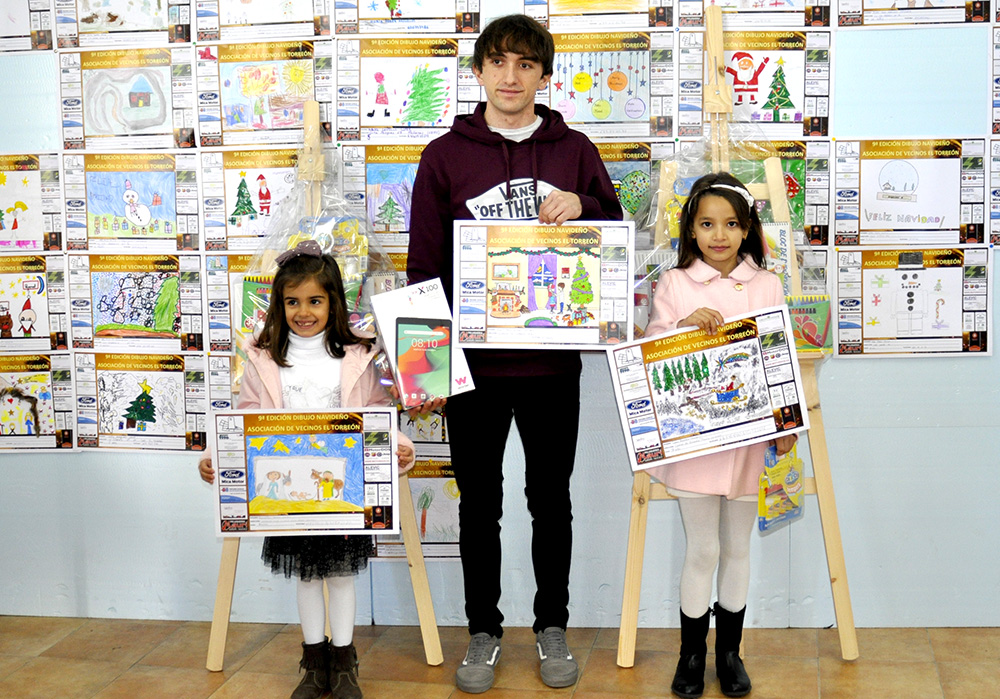 Daniela (izda), José Manuel y Sahir muestran los dibujos premiados en el concurso de este año. 