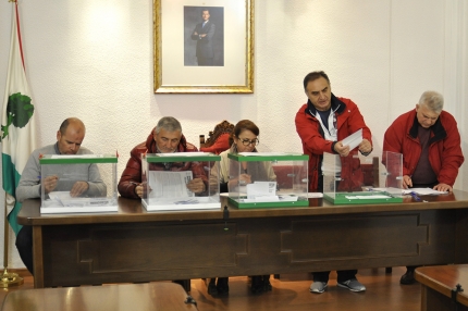 Un momento del escrutinio en un acto público en el Salón de Plenos. 