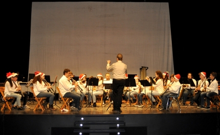 La Banda Infantil de Música de Albolote en el escenario durante su concierto navideño. 