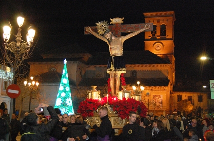 La imagen del Cristo de la Salud recorre la plaza de España en la procesión de Navidad.