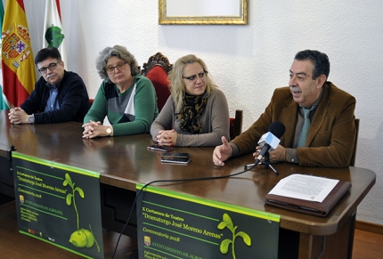 De izquierda a derecha, el actor Mario Soria, la alcaldesa, Conchi Ramírez, la concejala de Cultura, Montserrat Bailón y el dramaturgo, José Moreno Arenas, en el fallo del certamen.