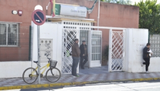 Imagen de la fachada del centro de salud de Albolote.