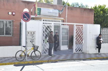 Imagen de la fachada del centro de salud de Albolote.