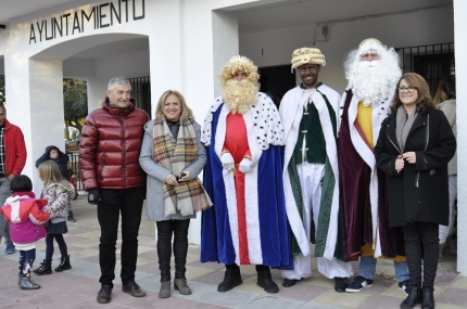 Los concejales junto con sus majestades los Reyes Magos de Oriente 
