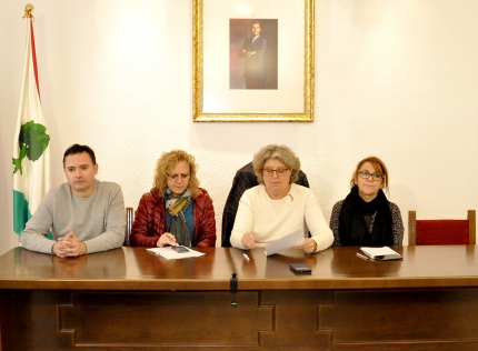 La alcaldesa, Conchi Ramírez, de blanco, con los concejales, Rosa Madrid (dcha), Montse Bailón y Alejandro Ocete en la rueda de prensa,  