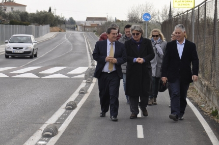 El presidente de la Diputación junto con la alcaldesa en el Camino de las Tres Cruces