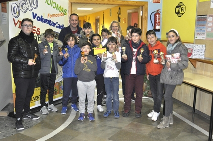 Jóvenes premiados en los torneos navideños de la Casa de la Juventud.
