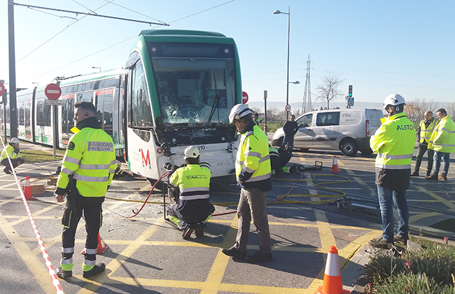 Operarios y técnicos de Metro de Granada en el lugar del accidente.