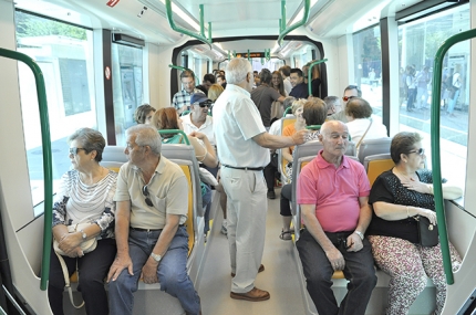 Usuarios de Albolote durante un trayecto en el metro de Granada.