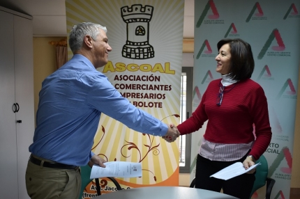 La presidenta de ASCOAL junto con el representante de `Compra en tu ciudad` tras la firma del convenio 