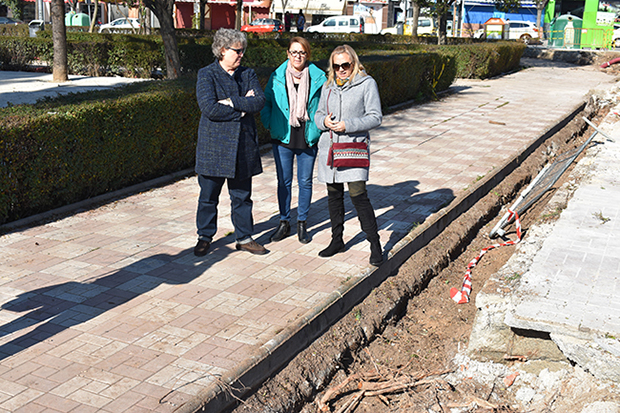 La alcaldesa y varias concejalas del equipo de Gobierno durante una visita a las obras del parque.