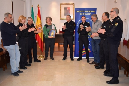 Placa entregada por la Policía Nacional al Ayuntamiento 