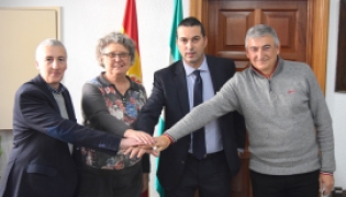 La alcaldesa, Conchi Ramírez y el concejal de Deportes de Albolote, Diego Valero junto al presidente del equipo, Óscar Fernández-Arenas y el secretario, Fernando Bailón.
