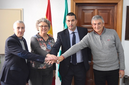 La alcaldesa, Conchi Ramírez y el concejal de Deportes de Albolote, Diego Valero junto al presidente del equipo, Óscar Fernández-Arenas y el secretario, Fernando Bailón.