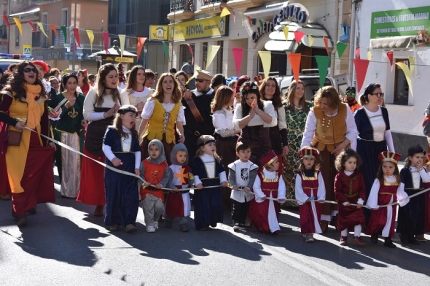 Niños y niñas del centro Galopín disfrazados de la edad media en la fiesta de carnaval 