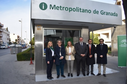 La Consejera, Mari Fran Carazo, junto con el Delegado de Gobierno, Pablo García y la alcaldesa de Albolote, Conchi Ramírez 