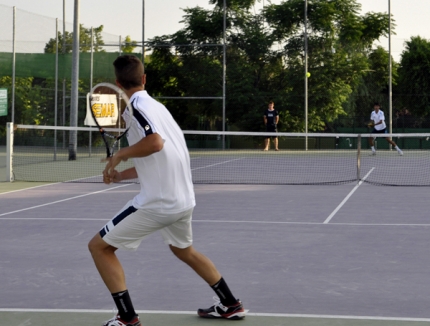 Varios jugadores disputan un partido de tenis organizado por la Asociación Deportiva Trovador