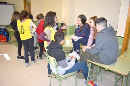 Un grupo de alumnos del Aricel durante un taller con voluntarias de Amnistía Internacional.